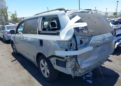 2014 Toyota Sienna Le z USA, uszkodzony, nr VIN 5TDKK3DC8ES467759